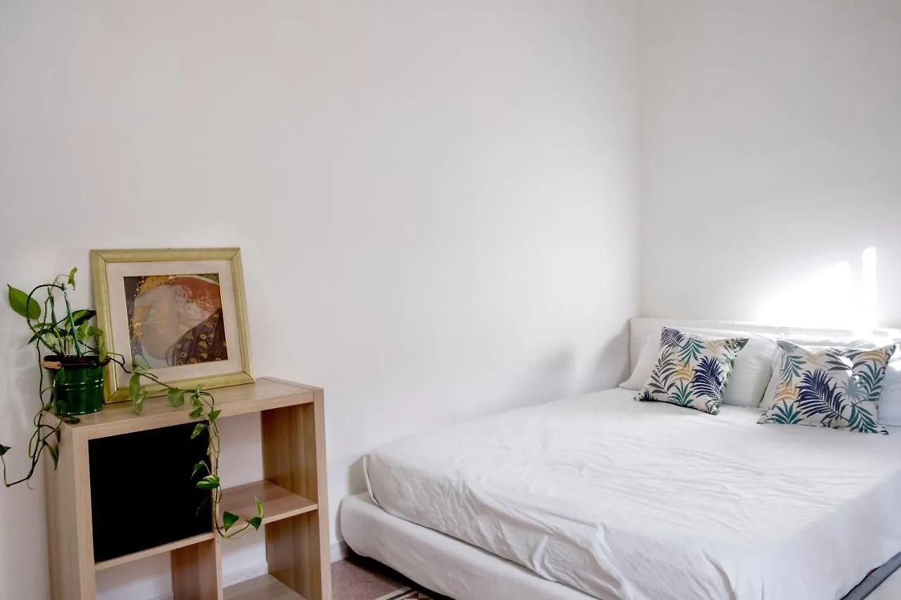 Bed & Breakfast 13 Open House Bed and Breakfast Palermo Italia